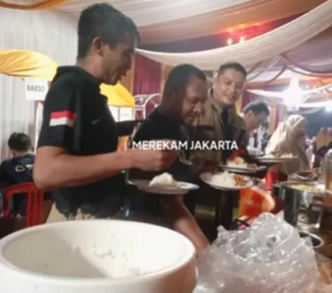 Ada Momen Unik di Balik Kebakaran di Jakarta, Petugas Damkar Makan di Tempat Hajatan