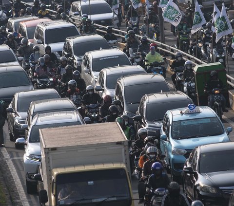 Jakarta memang sudah menjadi langganan macet setiap hari. Terlebih bagi penduduk ibu kota yang sudah seharian beraktivitas di jalan raya menganggap kemacetan ini sebagai hal yang lumrah terjadi.
