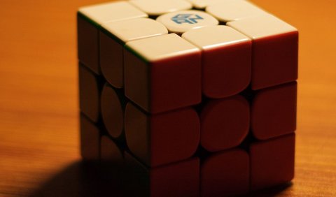 Rubik 3x3 terdiri dari 27 bagian kecil yang saling terhubung pada poros.