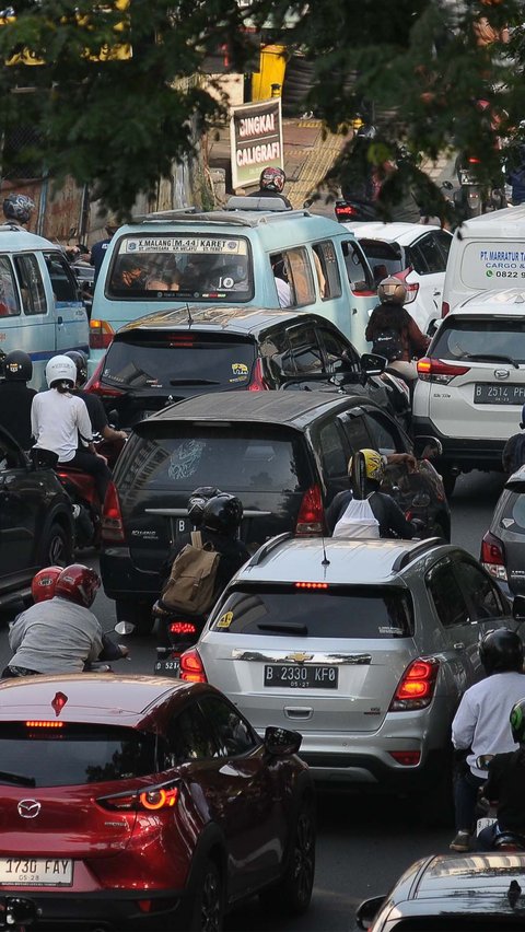 Apalagi pada jam-jam sibuk, kemacetan semakin parah di sejumlah titik. Para pekerja hingga pelajar yang baru masuk kembali setelah libur panjang membaur di jalan raya hingga menciptakan kepadatan lalu lintas.
