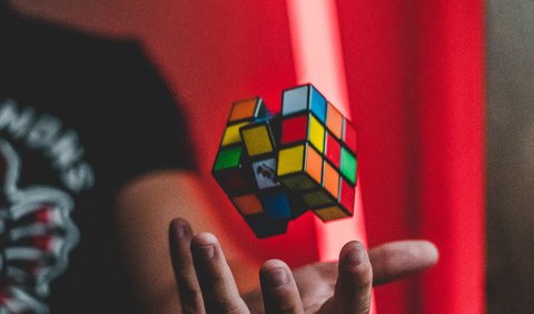 1. Center: bagian tengah rubik, posisinya paten alias tidak bisa dipindah-pindah.<br /><br />2. Edge: bagian tengah di sisi samping rubik.