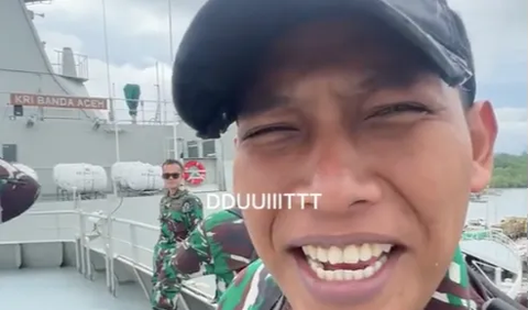 “Bang, itu suaranya bagaimana bang, klaksonnya kapal?” tanya salah seorang anggota TNI.