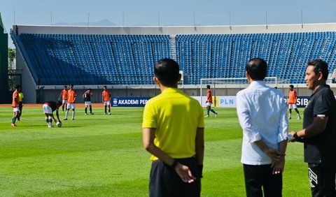 Presiden Joko Widodo (Jokowi) meninjau langsung Stadion Si Jalak Harupat, Kabupaten Bandung, Provinsi Jawa Barat, pada Rabu (12/7).