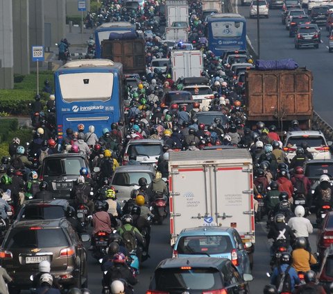 Kendaraan terlihat didominasi oleh sepeda motor. Mereka melewati setiap celah kendaraan roda empat baik pada sisi kiri maupun kanan sehingga menimbulkan kepadatan.