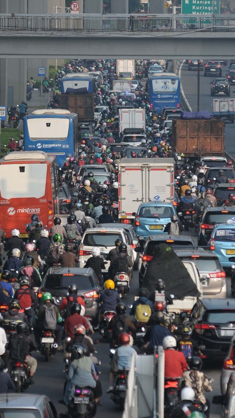 Suasana kepadatan lalu lintas kendaraan mobil dan motor yang terlihat merayap di Kawasan Tebet menuju ke Kuningan, Jakarta, Rabu (12/7/2023).
