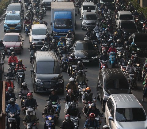 Kepadatan ini meningkat usai libur panjang. Hal ini terjadi dikarenakan para pelajar di Jakarta mulai kembali beraktivitas di hari pertama masuk sekolah pada tahun ajaran baru.