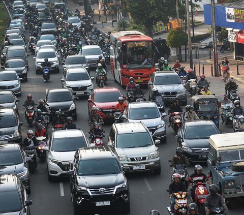 Aktivitas pengendara mobil maupun sepeda motor di ruas jalan raya, Jakarta, Rabu (12/7/2023) saat terjadi kepadatan lalu lintas di kawasan Kampung Melayu Kecil.