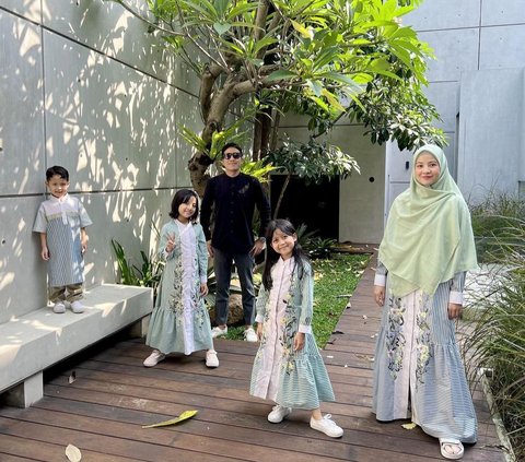 Sebelum ketahuan bercerai, Desta dan Natasha juga sempat terlihat berfoto bersama saat Lebaran. Meski Desta tak memakai baju senada dengan istri dan anak-anaknya, namun mereka tetap terlihat hangat dan kompak.