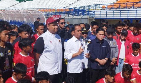 Presiden Joko Widodo (Jokowi) meninjau fasilitas Stadion Si Jalak Harupat, Kabupaten Bandung, Jawa Barat sebagai salah satu venue yang akan diajukan untuk Piala Dunia U-17.