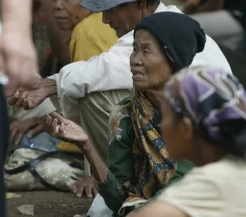 Profesi sebagai pengemis kerap dipandang sebelah mata oleh sebagian besar orang. Ini karena pengemis memakai pakaian usang dan memiliki rambut acak-acakan akibat kesengsaraan keuangan mereka.