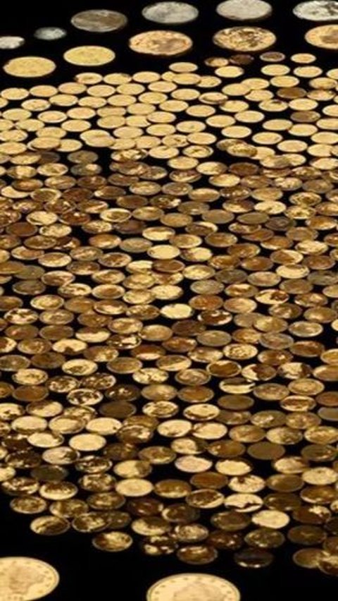 Lagi Mencangkul di Ladang Jagung, Pria Ini Temukan Harta Karun 700 Keping Koin Emas dan Perak
