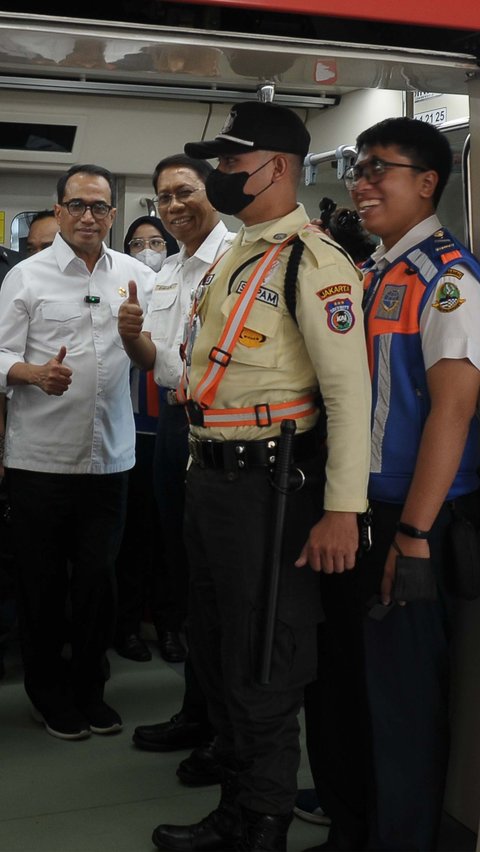 Dalam kesempatan tersebut, Menteri Perhubungan Budi Budi Karya Sumadi bersama Direktur Utama PT Kereta Api Indonesia (KAI) Didiek Hartantyo hadir dalam uji coba LRT Jabodebek di Jakarta, Rabu (12/7/2023).