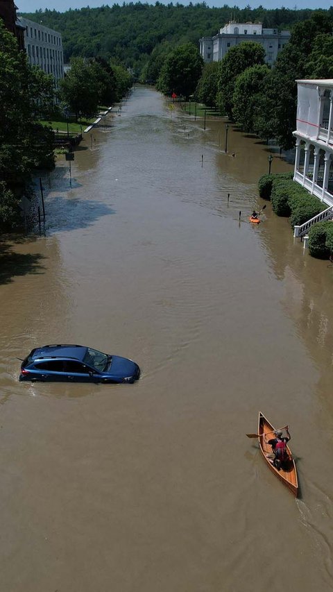 Di Kota Montpelier, Vermont, hujan lebat telah mengubah jalan menjadi sungai. Simak foto-fotonya!