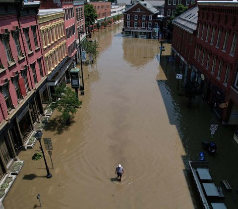 Curah hujan ekstrem menyebabkan banjir parah terjadi di beberapa wilayah Amerika Serikat, pada Selasa (11/7/2023). Salah satu wilayah yang paling terpukul oleh bencana tersebut adalah Negara Bagian Vermont.