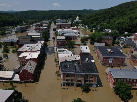 FOTO: Banjir Parah Terjang Vermont AS, Jalanan Jadi Sungai hingga Ratusan Rumah dan Mobil Terendam