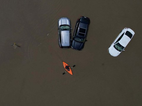 FOTO: Banjir Parah Terjang Vermont AS, Jalanan Jadi Sungai hingga Ratusan Rumah dan Mobil Terendam