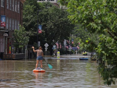 FOTO: Banjir Parah Terjang Vermont AS, Jalanan Jadi Sungai hingga Ratusan Rumah dan Mobil Terendam