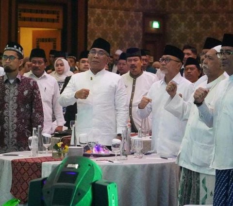 Salah satu upaya PAN merangkul semua golongan diwujudkan dengan cara menggelar acara peringatan satu abad NU dengan tajuk 'Simposium Nasional' di Hotel Sheraton Surabaya, Jawa Timur, beberapa waktu lalu.
