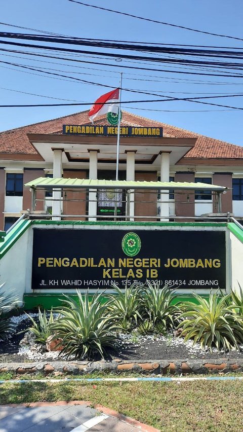 Andi menjadi terdakwa dalam perkara ujaran kebencian terhadap Muhammadiyah. Uniknya, dalam sidang perdana itu, Andi tak mengajukan keberatan atas dakwaan atau eksepsi.