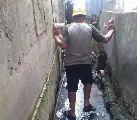 Duduk Perkara Jalan Rumah Lansia di Bekasi Terkurung Tembok Hotel, Sampai Harus Lewat Selokan