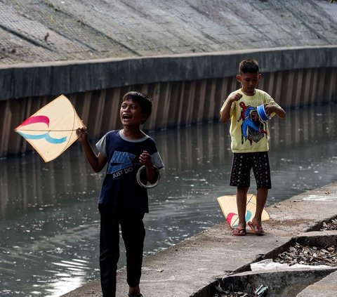 Minimnya ruang terbuka hijau, membuat anak-anak di Jakarta bermain di tempat tak semestinya. <br /><br />Seperti yang terlihat di Jalan Inspeksi, Jakarta Barat, beberapa anak tampak asyik bermain layang-layang di pinggiran kali.