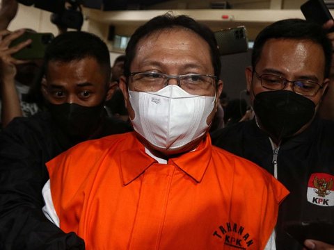 FOTO: Sorot Mata Eks Sekretaris MA Hasbi Hasan Saat Ditahan KPK