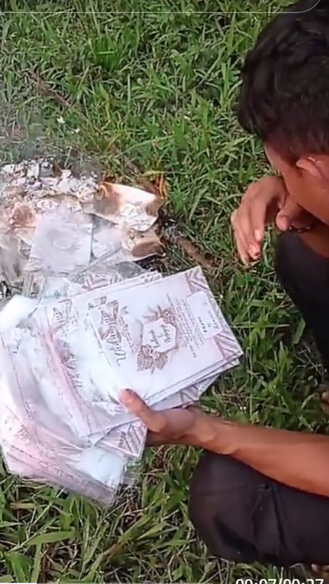 Belakangan, beredar video Fahmi membakar surat undangan resepsi pernikahan yang sejatinya digelar 14 Juli 2023. Aksi bakar surat undangan itu diunggah akun TikTok milik Fahmi @fahmi_h07_.