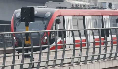 LRT ini juga ramah terhadap difabel. Di setiap rangkaiannya dilengkapi area khusus difabel. Di sampingnya terdapat tali pengikat kursi roda.