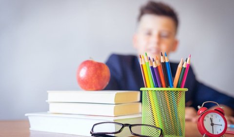 Saat memaksakan anak untuk belajar dan menitipkan sekolah sebelum cukup umurnya, akan memiliki dampak pada psikologis anak.