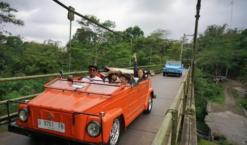 Tak hanya naik pedati untuk berkeliling sawah, Wulan juga naik mobil untuk berkeliling di Gunung Merapi.