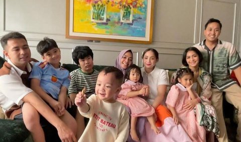 Momen Mama Rieta bersama anak, menantu, dan cucu ini selalu menjadi pusat perhatian netizen. Banyak yang memuji keluarga tajir melintir ini.