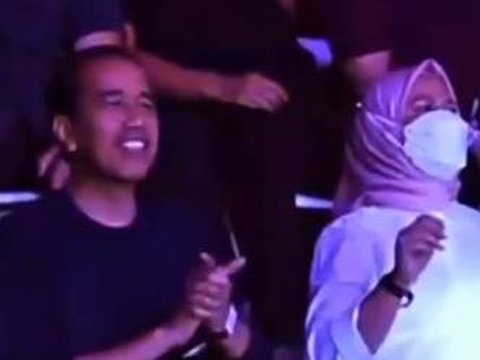 Presiden Jokowi terlihat hadir dalam konser band Gigi. Tidak sendiri, Ia ditemani oleh sang istri,  Iriana Widodo.