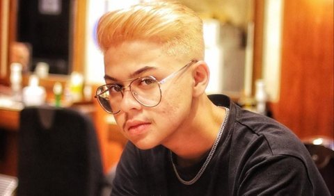 Dalam fotonya, artis yang pernah mendapat penghargaan 'Nickelodeon Indonesia Kids Choice Awards 2012' dan 'Panasonic Gobel Awards 2013' kategori bintang cilik favorit itu berpose di salon.