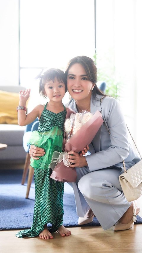 Shandy juga terlihat menghadiri event spesial untuk menonton penampilan Claire bersama teman-temannya dengan tema 'MY LITTLE MERMAID'.