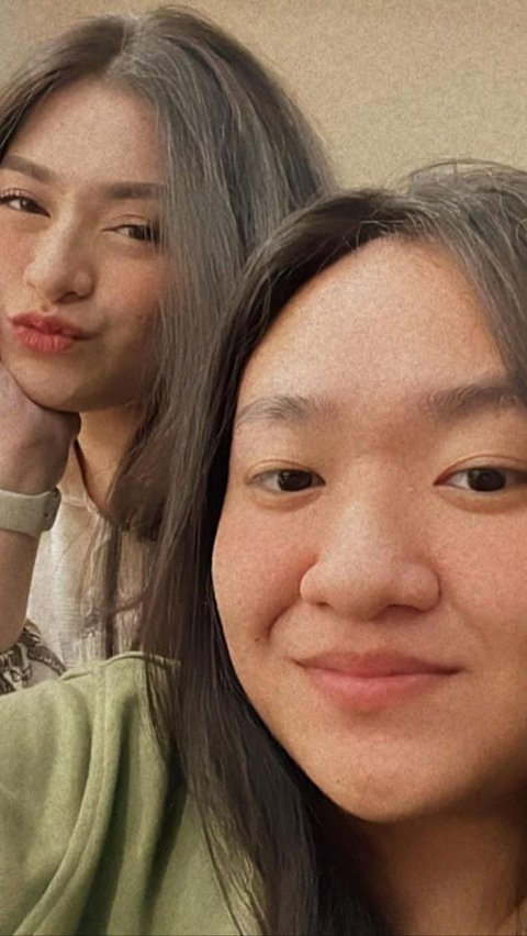 Adik Nathalie, Nadya Holscher membagikan momen kebersamaannya dengan sang kakak. Ada beberapa foto yang diunggah Nadya. Kakak beradik ini sama-sama miliki paras yang cantik.