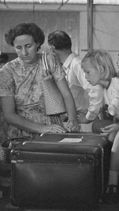 Orang-orang Belanda dinyatakan 'berbahaya bagi negara' dan diserukan untuk meninggalkan Indonesia. Perusahaan Belanda pun dinasionalisasi. Hubungan ekonomi antara Indonesia dengan Belanda terputus. Pada tanggal 17 Agustus 1960, hubungan diplomatis kedua negara juga diputuskan.