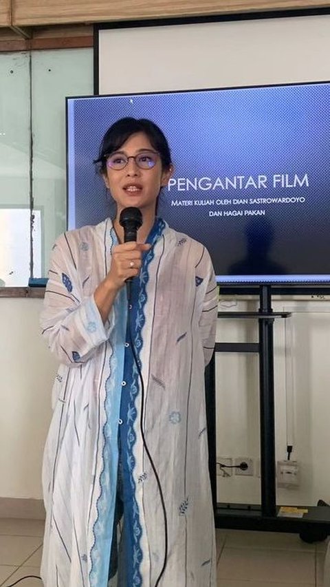 Dian Sastro juga merupakan seorang dosen.