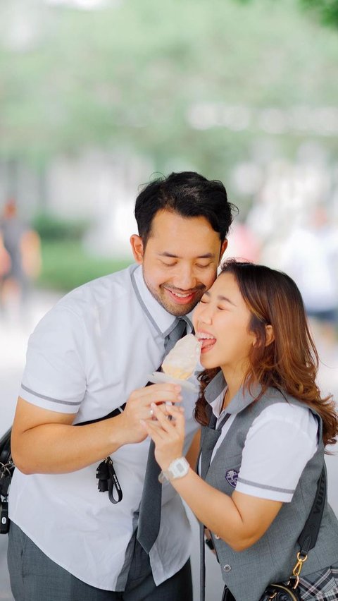 Bak anak SMA yang sedang dimabuk cinta, mereka begitu terlihat bahagia saat membeli es krim satu berdua.