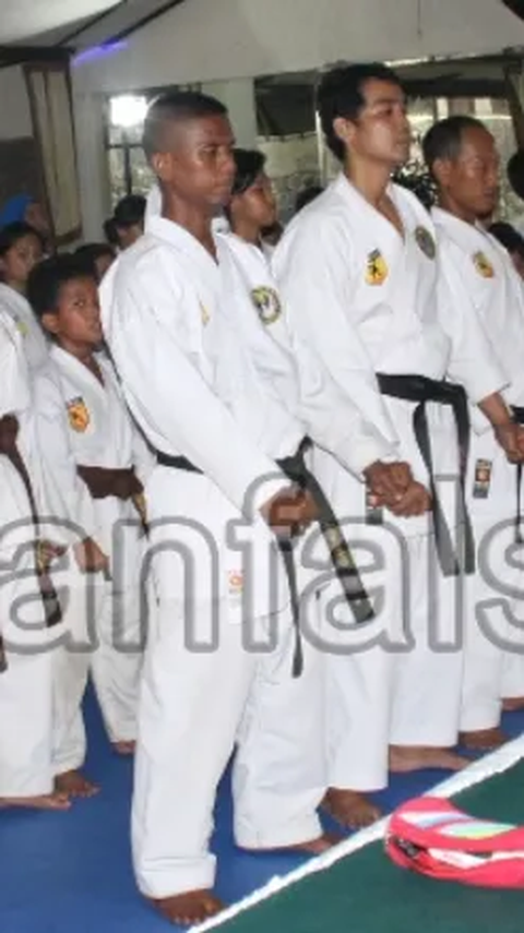 Selain Musisi Legend Iwan Fals juga Jago Karate, Lihat Tumpukan Bata ini Hancur Sekali Pukul