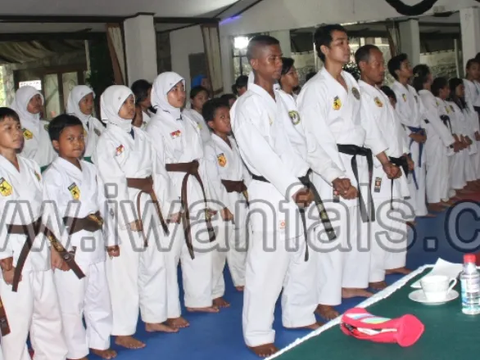 Membuka Sanggar Latihan 'Karate Dojo Tiga Rambu'