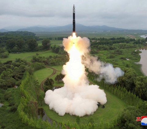 Menurut KCNA, kemampuan penerbangan Hwasong-18 dapat menembuh waktu 74 menit atau yang terlama dalam uji coba rudal yang dilakukan Korea Utara selama ini.