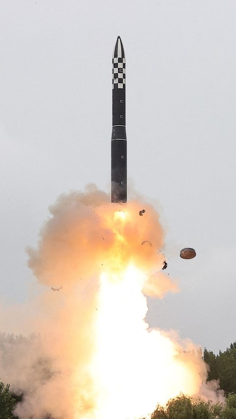 Pihak Korea Utara juga menyebut Hwasong-18 mampu terbang sejauh 1.001 kilometer hingga ke ketinggian 6.648 kilometer.