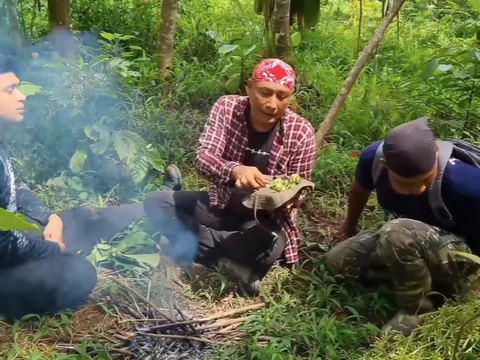 Memakan Buah Kecubung