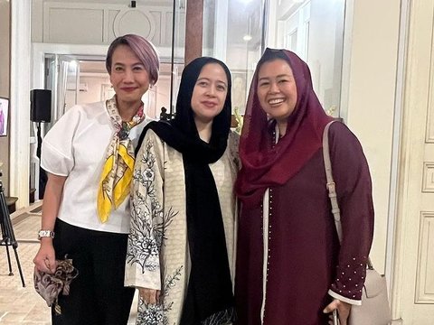 Selain itu, Yenny juga tampak berfoto bersama presenter berita papan atas Indonesia, Rosianna Silalahi.