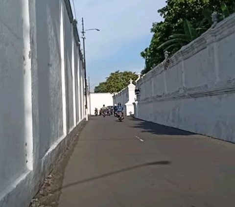 Kini lorong supit urang menjadi rute favorit wisatawan yang akan berkunjung ke Keraton Surakarta. Tak jarang mereka menyusuri lorong tersebut dengan berjalan kaki.