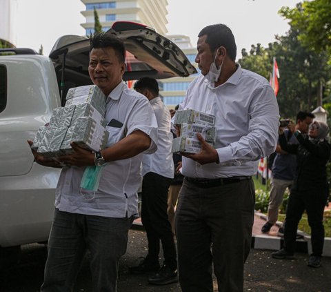FOTO: Momen Kuasa Hukum Irwan Hermawan Kembalikan Uang Rp27 Miliar Terkait Kasus BTS 4G di Kejagung