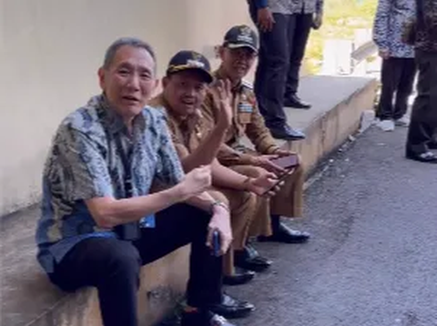 Sembari menunggu kedatangan Presiden, Jusuf Hamka tak malu untuk duduk di pinggir terowongan sembari berinteraksi.