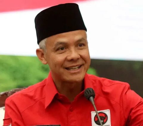Gubernur Jawa Tengah Ganjar Pranowo berkelakar soal sikap seorang pemimpin ketika sebelum dan sesudah terpilih. Dia menyebut menjelang pemilihan, mereka akan tersenyum lebar, namun usai terpilih justru memasang wajah masam.
