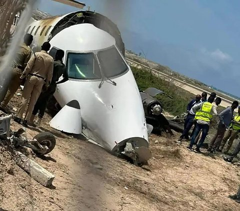 Pesawat itu tergelincir di landasan pacu tak lama setelah mendarat di Bandara Internasional Aden Abdulle pukul 12.23 Selasa waktu setempat, kata Otoritas Penerbangan Sipil Somalia yang disiarkan dalam Televisi Nasional Somalia dan dilansir laman USA Today, Selasa (12/7).