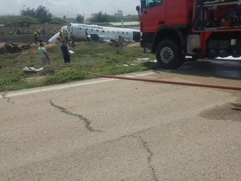 Momen Mengerikan Pesawat Komersil Tergelincir di Somalia, Tabrak Pagar Bandara Sampai Kokpit Hancur